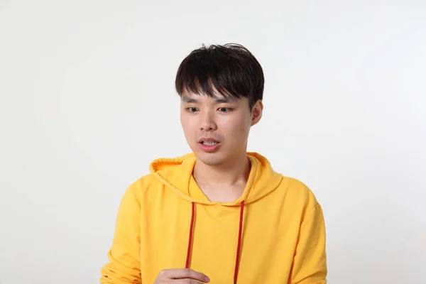 Молодой Симпатичный Азиатский Китайский Малайзийский Мужчина Представляет Лицо Режим Выражения — стоковое фото