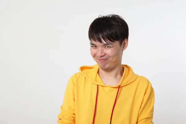 Молодой Хорошо Выглядящий Азиатский Китайский Малайзийский Мужчина Представляет Лицо Режим — стоковое фото