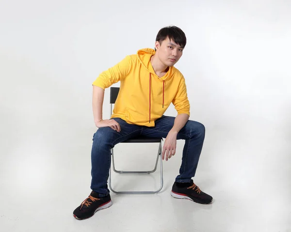 若いです良い見るアジアの中国のマレー人ポーズ顔ボディ式モード感情上の白い背景ルック — ストック写真