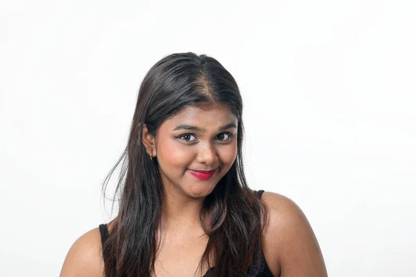 Genç Çekici Asyalı Hintli Kadın Yüz Ifadesi Beyaz Arka Planda — Stok fotoğraf