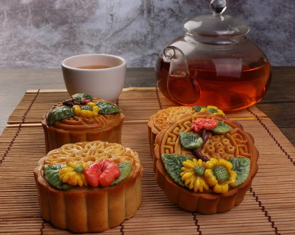 케이크 장식의 중국의 중간에 대나무 찻주전자 화이트 세라믹 찻집에서 반겹을 — 스톡 사진