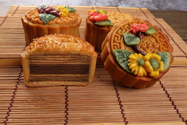 Renkli Çiçek Desenli Pastası Dilimlenmiş Sonbahar Ortasında Çin Festivalinin Yarısında — Stok fotoğraf