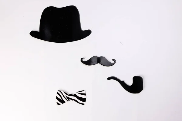 黑帽烟斗胡子蓝领结领带形纸模裁剪自画像派对有趣的纸支柱贴在白色背景上 — 图库照片