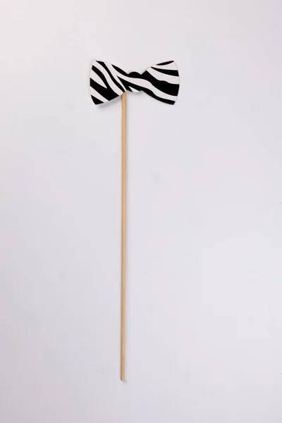 黒白蝶ネクタイ形紙ダイカスト自撮りポートレートパーティー楽しい紙プロップステッカー白の背景にスティック — ストック写真