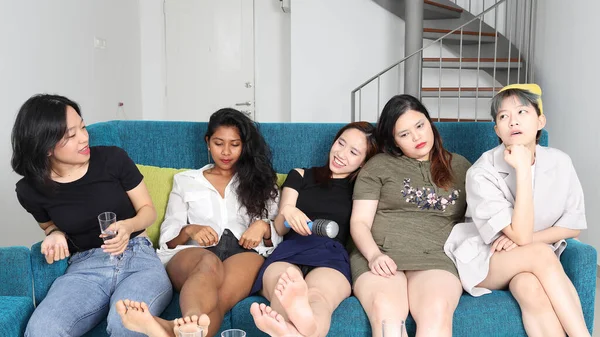 Kelompok Wanita Asia Muda Berbicara Gosip Bernyanyi Minum Sorakan Pesta — Stok Foto