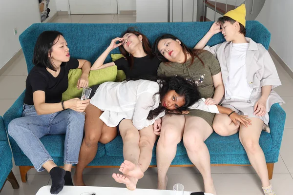 Kelompok Wanita Asia Muda Berbicara Gosip Bernyanyi Minum Sorakan Pesta — Stok Foto