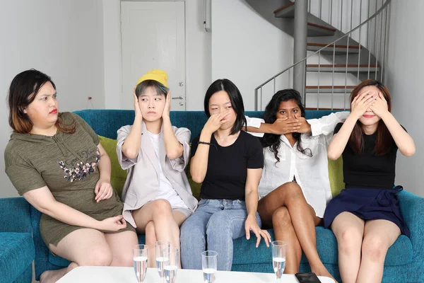 Kelompok Wanita Muda Asia Lucu Tidak Ada Bau Lihat Berbicara — Stok Foto