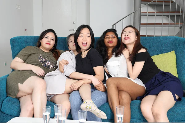 Grup Wanita Asia Muda Berbicara Gosip Bernyanyi Minum Sorakan Pesta — Stok Foto