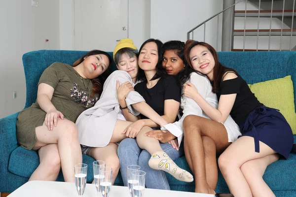Grup Wanita Asia Muda Berbicara Gosip Bernyanyi Minum Sorakan Pesta — Stok Foto