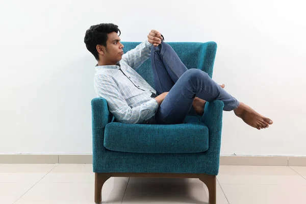 東南アジアの若い男特別な必要性医療ダウン接着自閉症症候群座ってポーズ仕事の研究感情感情を考える — ストック写真