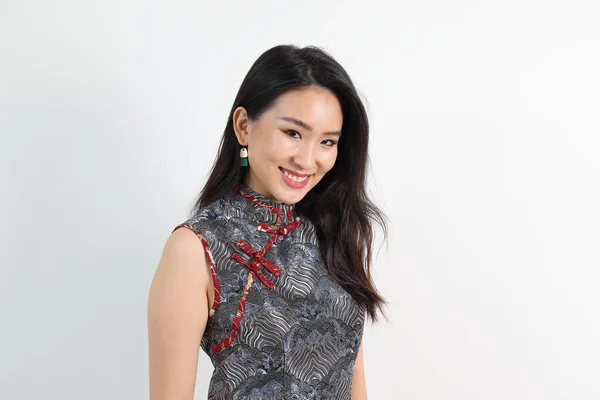 身穿现代中国旗袍的年轻貌美 优雅的东南亚女人摆出一副笑脸 — 图库照片