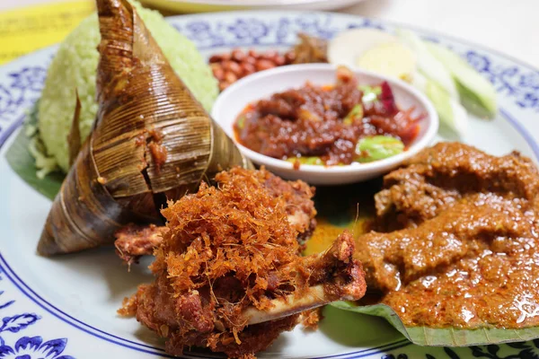 Kókusz Gőz Nasi Citrom Marhahús Rendang Csirke Berampa Sült Készlet — Stock Fotó