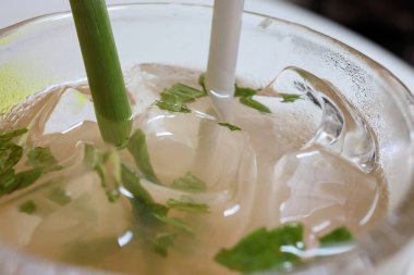 Limonotlu limonlu nane ferahlatıcı soğuk içecek retro konum mobilyaları arka planda