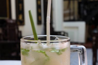 Limonotlu limonlu nane ferahlatıcı soğuk içecek retro konum mobilyaları arka planda