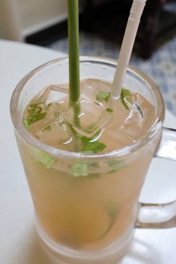 Limonotlu limonlu nane ferahlatıcı soğuk içecek retro konum mobilyaları arka planda 