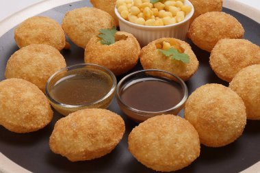 Tadeonal alt kıta atıştırmalıkları Boondi nohut patates Dahi Puri pani puri fuska Chutny soslu