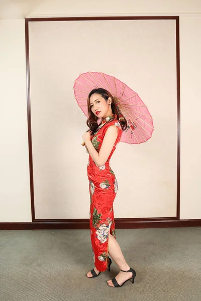 Привлекательная Молодая Женщина Ретро Китайском Платье Чонгсам Стоит Позируя Разноцветный — стоковое фото