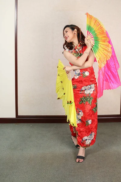 Atractiva Joven Mujer Usando Retro Chino Cheongsam Vestido Pie Posando —  Fotos de Stock