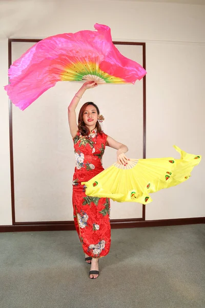 Atractiva Joven Mujer Usando Retro Chino Cheongsam Vestido Pie Posando —  Fotos de Stock