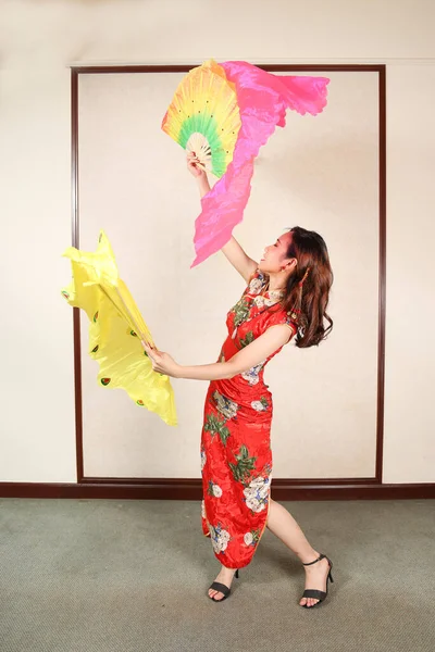 Atrakcyjna Młoda Kobieta Retro Chiński Cheongsam Sukienka Stoi Pozuje Taniec — Zdjęcie stockowe
