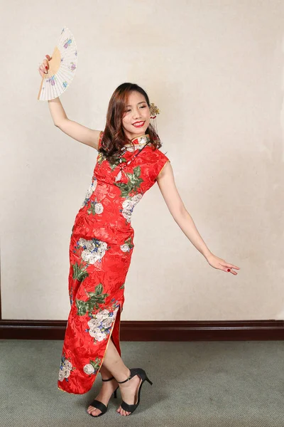 Attractive Young Woman Wearing Retro Chinese Cheongsam Dress Standing Posing — Stock Photo, Image