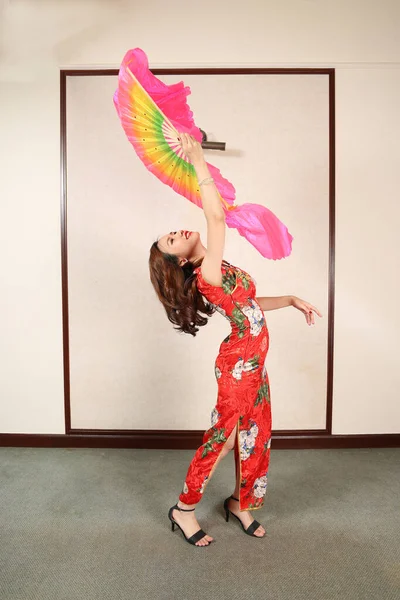 Attraktiv Ung Kvinna Bär Retro Kinesisk Cheongsam Klänning Stående Poserar — Stockfoto