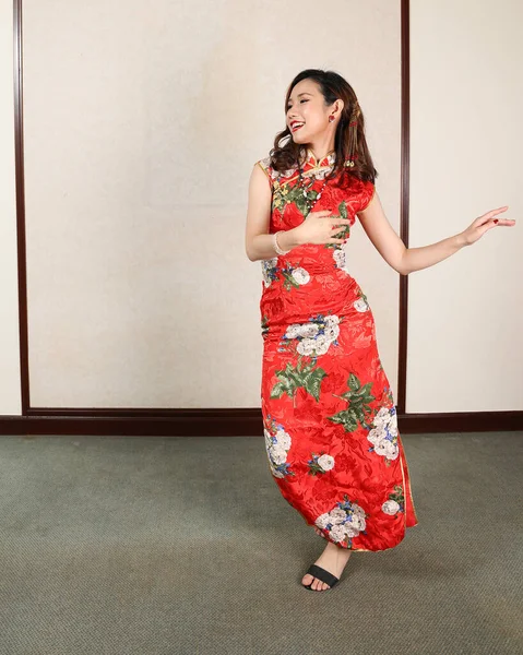 Atractivo Joven Mujer Usando Retro Chino Cheongsam Vestido Pie Posando —  Fotos de Stock