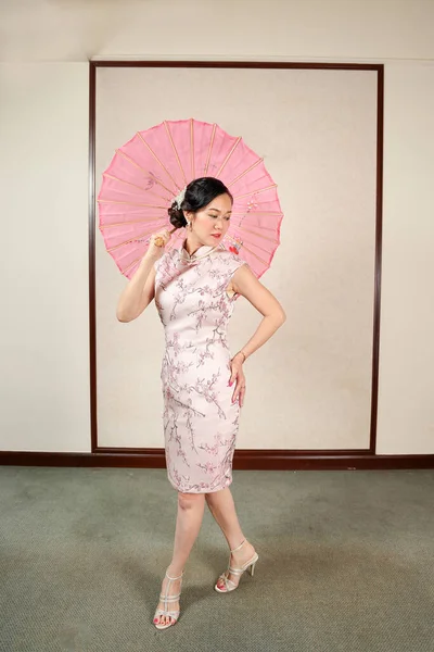 Attraktive Frau Mittleren Alters Chinesischem Cheongsam Kleid Tanzt Mit Buntem — Stockfoto