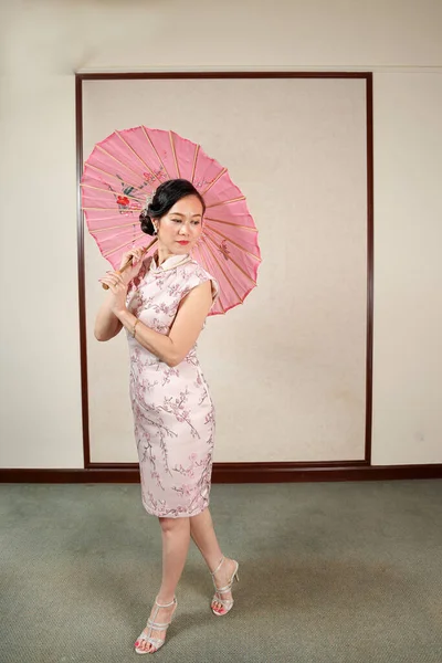 Attractive Middle Aged Woman Wearing Chinese Cheongsam Dress Dancing Posing — Stock Photo, Image