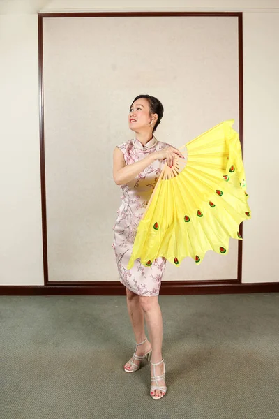 Привлекательная Женщина Средних Лет Китайском Платье Чонгсам Танцует Позируя Красочным — стоковое фото