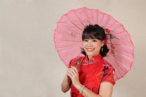 Attraente Giovane Donna Indossa Retrò Cinese Cheongsam Abito Piedi Posa — Foto Stock