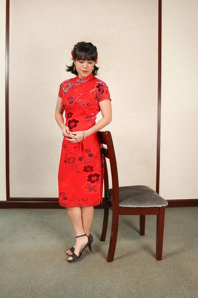 Attractive Young Woman Wearing Retro Chinese Cheongsam Dress Standing Posing — Stock Photo, Image