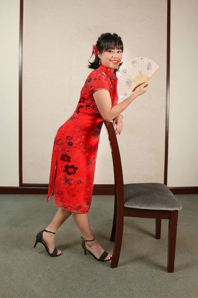 Attraente Giovane Donna Indossa Retrò Cinese Cheongsam Vestito Piedi Posa — Foto Stock