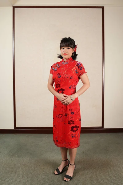 Attractive Young Woman Wearing Retro Chinese Cheongsam Dress Standing Posing — Stock Photo, Image