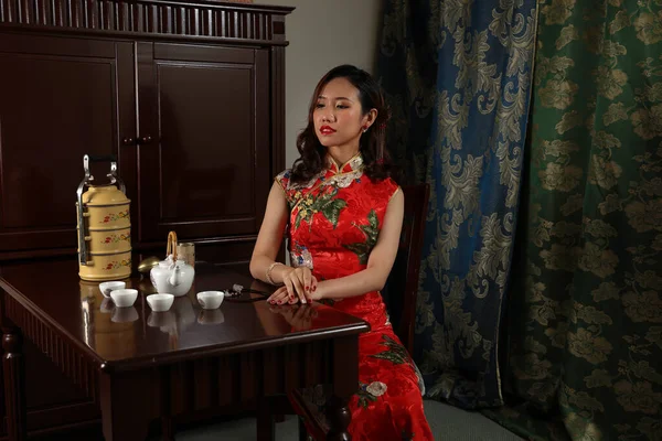 Attraente Giovane Donna Che Indossa Abito Retrò Cinese Cheongsam Seduto — Foto Stock