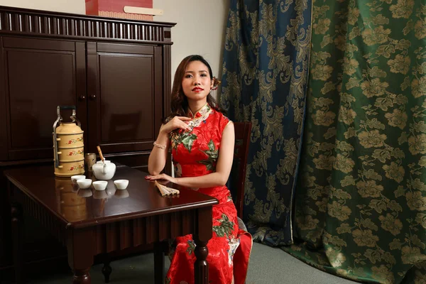 Attraente Giovane Donna Che Indossa Abito Retrò Cinese Cheongsam Seduto — Foto Stock