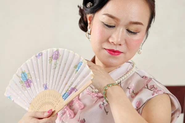 Attraente Donna Mezza Età Che Indossa Abito Cheongsam Cinese Seduto — Foto Stock