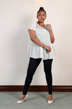 Modern moda kıyafetleri giyen Asyalı Hintli kadın