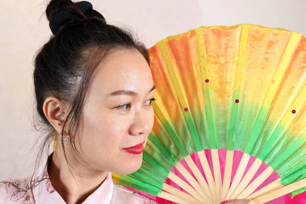 Origen Asiático Mediana Edad Atractiva Mujer Usando Cheongsam Colorido Tenía —  Fotos de Stock