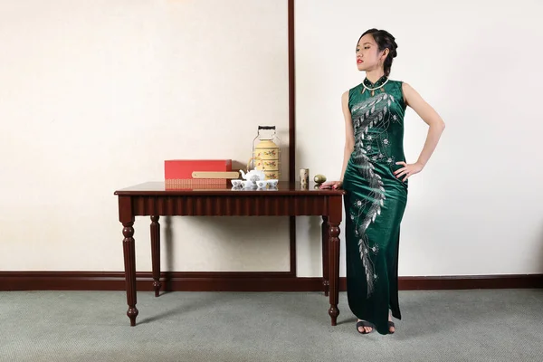 Bella Giovane Donna Che Indossa Moderno Abito Stile Cinese Cheongsam — Foto Stock