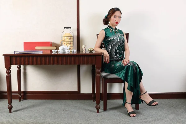 Bella Giovane Donna Che Indossa Moderno Abito Stile Cinese Cheongsam — Foto Stock