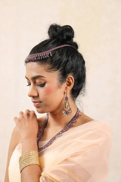 インドスタイルのロイヤルティドレスジュエリーライトメイクレトロヴィンテージファッションを身に着けている美しい若い女性 — ストック写真