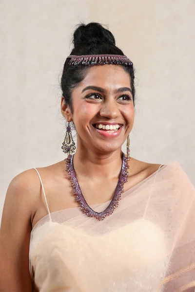 Mooie Jonge Vrouw Dragen Indiase Stijl Royalty Jurk Sieraden Licht — Stockfoto