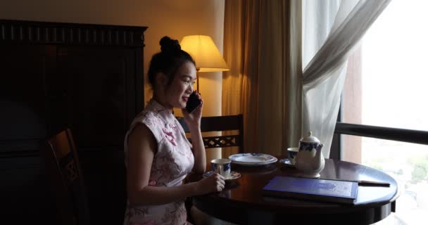 Asya Kökenli Orta Yaşlı Cheongsam Çekici Bir Kadın Retro Klasik — Stok video