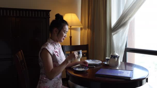 Asiatiskt Ursprung Medelålders Attraktiv Kvinna Cheongsam Sitter Retro Vintage Rum — Stockvideo