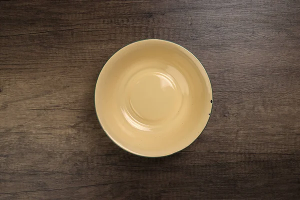 Enamel teneke metal tabak çanağı antika sofra takımı kırsal ahşap arka plan manzaralı.