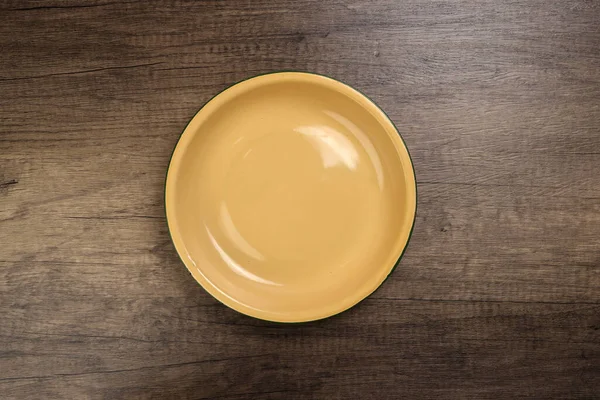 Enamel teneke metal tabak çanağı antika sofra takımı kırsal ahşap arka plan manzaralı.