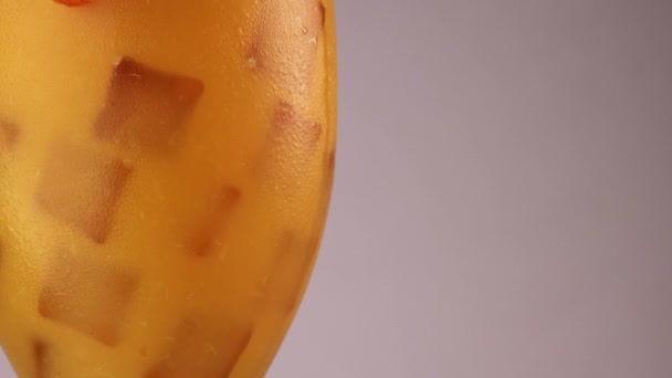 Primer Plano Vidrio Giratorio Llenar Con Jugo Naranja Helada Cubo — Vídeos de Stock