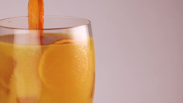 Närbild Roterande Glas Fylla Med Apelsinjuice Iskub Frost Glasskiva Orange — Stockvideo