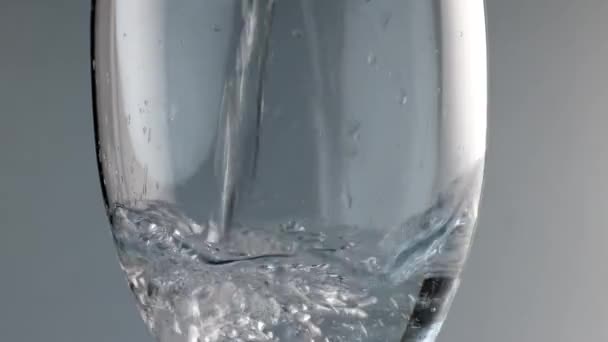Close Gieten Helder Water Wervelbel Stromend Vullen Van Een Glazen — Stockvideo